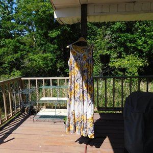 Long informal dress. Size Medium. Floral Print